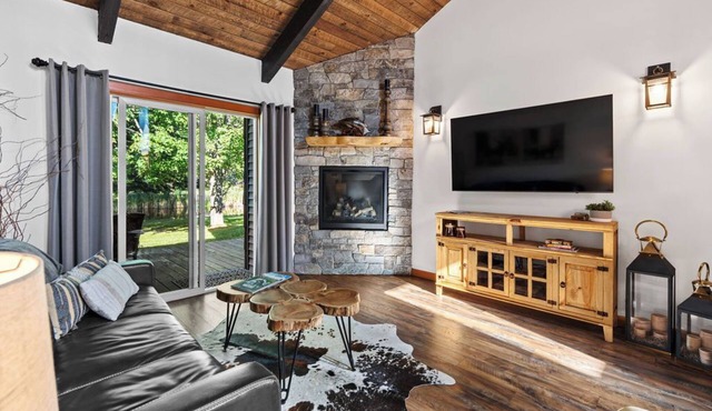 Townhouse in Private Lakeside Community