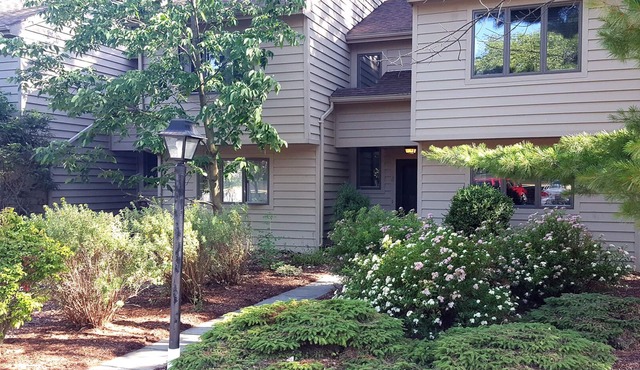 Townhouse in scenic Bristol Harbor Village near Bristol Mountain Resort