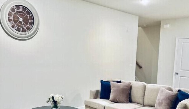 Townhouse in Wood-Ridge: