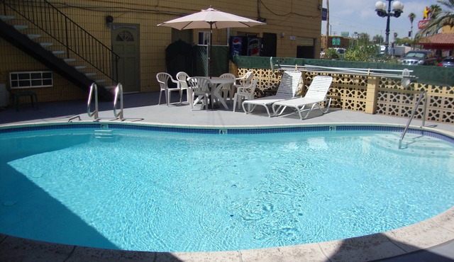 Townhouse Inn & Suites