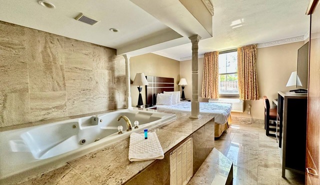 Townhouse Inn & Suites