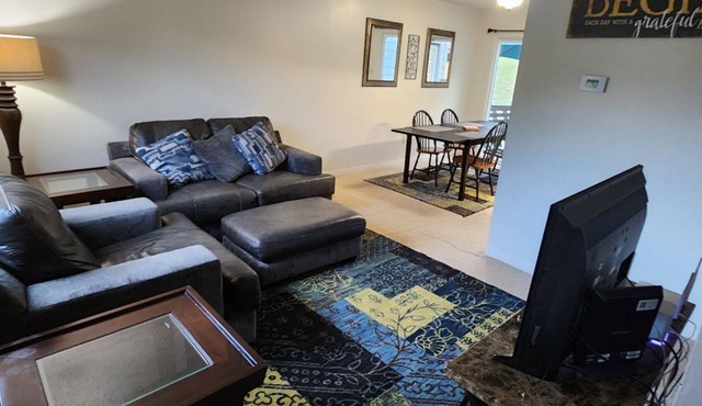 Townhouse Living - 4 Beds - 2 Vehicle Maximum