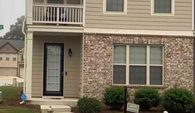 Townhouse near I-85, hartfield Jackson airport, QTS, movie studios, and hospital