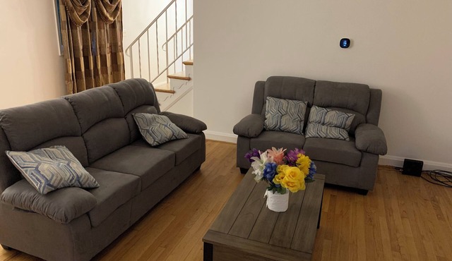 Townhouse near to Towson center and Parkville, EV charger available.