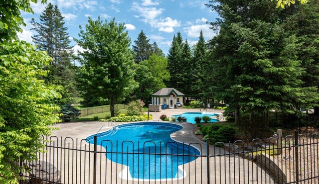 Townhouse on the Golf w/Pool Access -Aiglon 1717