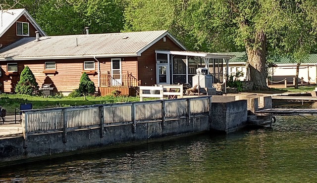 Townhouse on the Saint Lawrence River 10 ft from water.