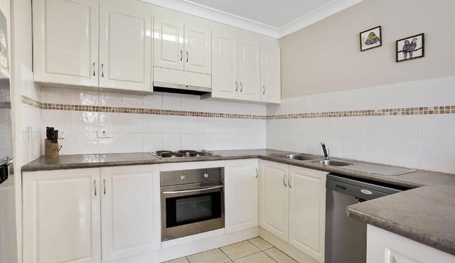 Townhouse on Tomaree Central to cbd