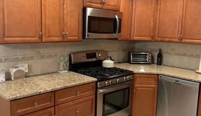 Townhouse One Block from the Beach / walking distance to stores and restaurants