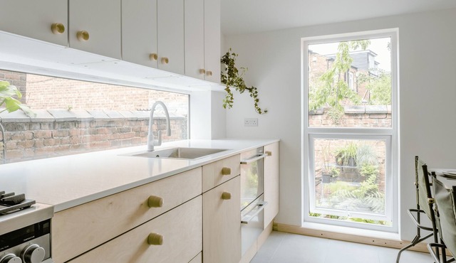 TownHouse overlooking park with free parking, near Manchester's universities