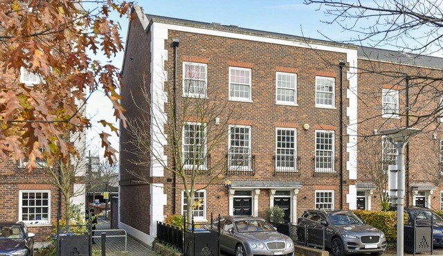 Townhouse Overlooking Park Borough Of Greenwich. near Elizabeth Line Station
