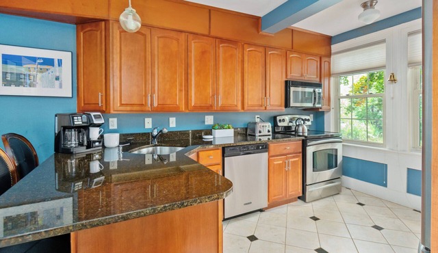 Townhouse style unit on Salem Common!