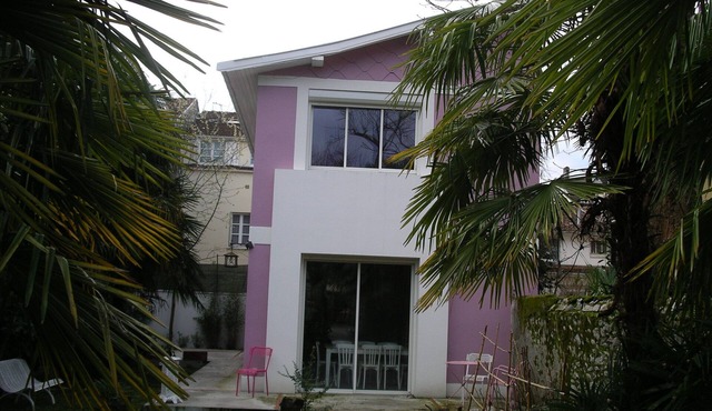Townhouse to stay in downtown Lourdes near sanctuaries.