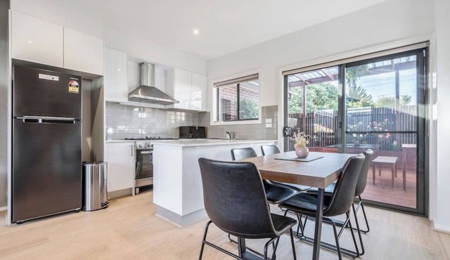 Townhouse w Private Yard | MEL Airport 10mins away