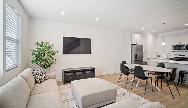 Townhouse w views + 2 car garage + washer + dryer