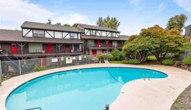 Townhouse walking distance to airport and train!