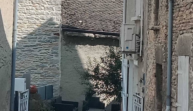 Townhouse with triplex courtyard, quiet location