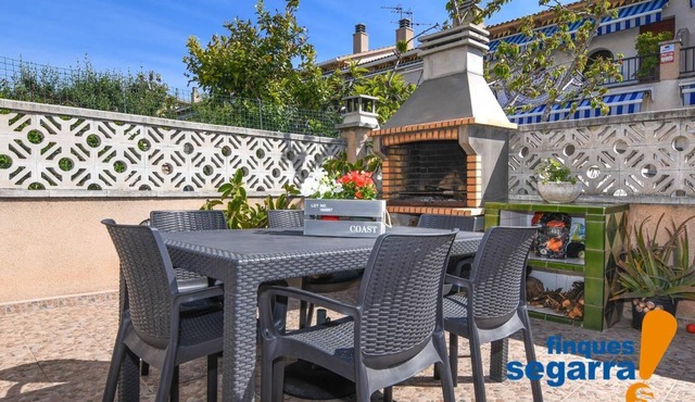 Townhouse with barbecue and communal area with pool