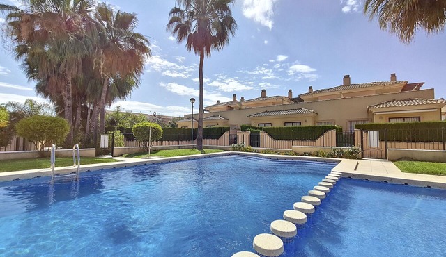 Townhouse with communal pool