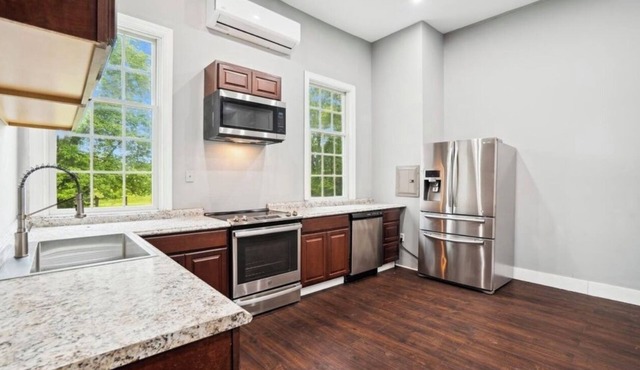 TownHouse with kitchen,private Parking,2 min from Warfields Pond Park and Golf