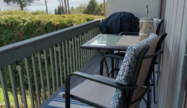 Townhouse with Lake views/access, 10 min to ski Bristol Mountain