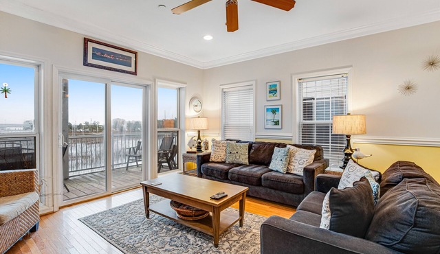 Townhouse with marsh & river views - access to crabbing dock & pool