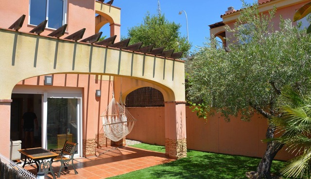 Townhouse with private garden and communal pool in Casalot, Miami Playa