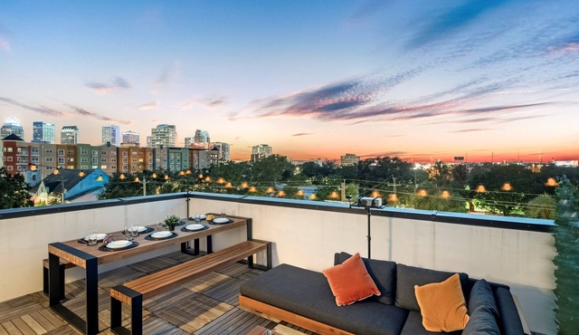 Townhouse with Rooftop Cinema. Free garage parking