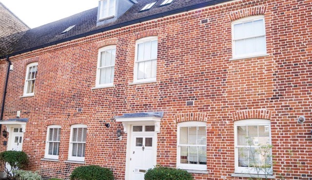 Townhouse with shared Indoor swimming pool & gym