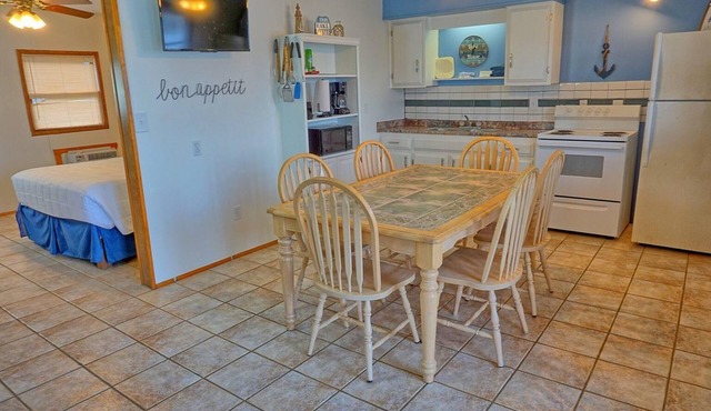 Townhouses 1 & 6 (Sleeps 1-10) - Offer a Full Size Kitchen/Sitting Area, 2 Full size bathrooms with tub/shower units, 2 Queen beds, 1 twin bed, 2 Full Beds, 1 Futon.