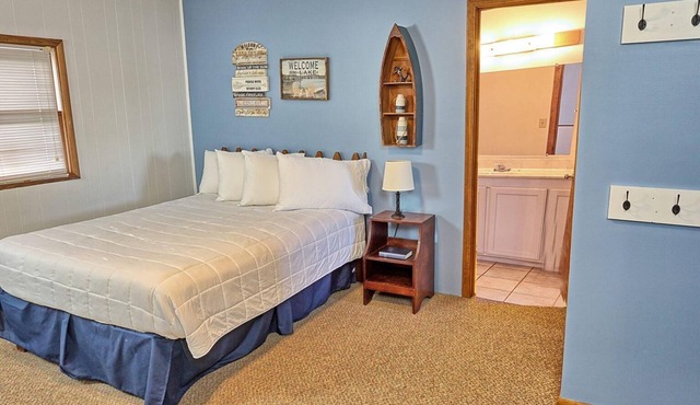 Townhouses 3 & 5 (Sleeps 1-10) - Offer a Full Size Kitchen/Sitting Area, 2 Full size bathrooms with tub/shower units, 3 Queen beds, 1 twin bed, 2 Full Beds.