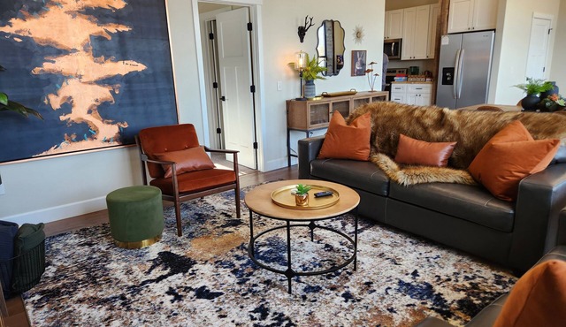 Townsend Penthouse-1900s Condo located in the heart of Townsend- fully remodeled