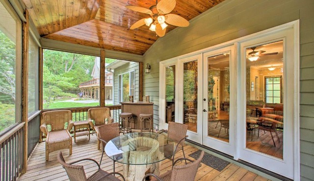Townville Lakefront Cottage with Private Dock!