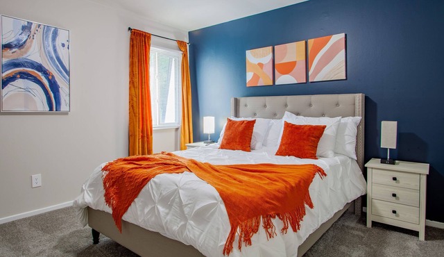 Towson/ Parking/King Bed/Wi-fi/Patio/Smart Tvs