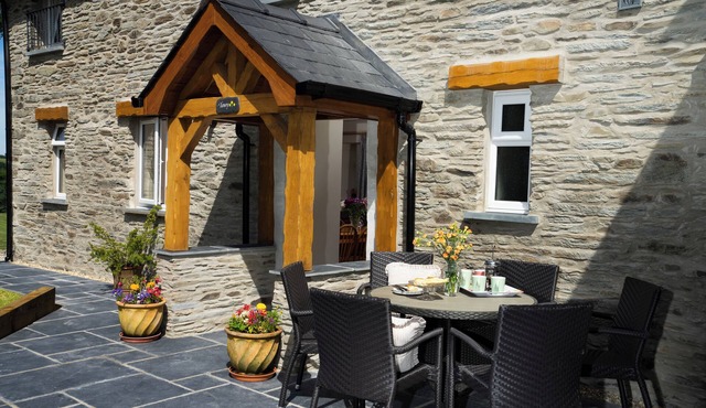 TOWY COTTAGE, pet friendly, luxury holiday cottage in Cenarth