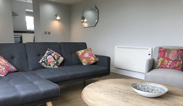 Towy - Deluxe 2 bedroom apartment with river views