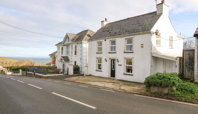 TOWYN HALL, pet friendly, country holiday cottage in New Quay