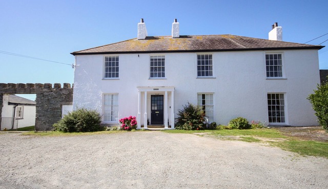 TOWYN LODGE, family friendly, with a garden in Trearddur Bay