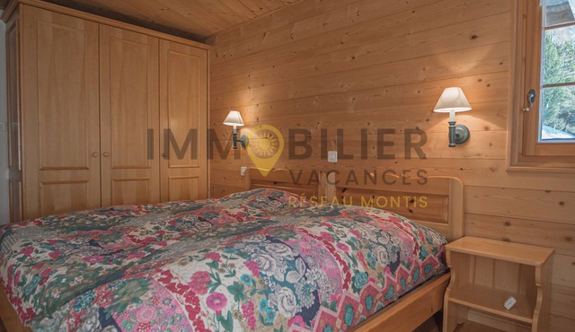 Très beau chalet situé au calme, à 300 mètres du centre et du bus navette, en lisière de forêt au dé