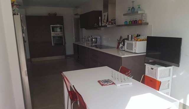 Très Belle Villa Avec Grande Piscine de 12x6 sur 2200 m2. La Campagne en Ville