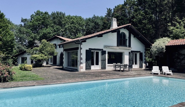 Très Belle Villa Basque Avec Piscine, Fronton et vue sur la Rhune