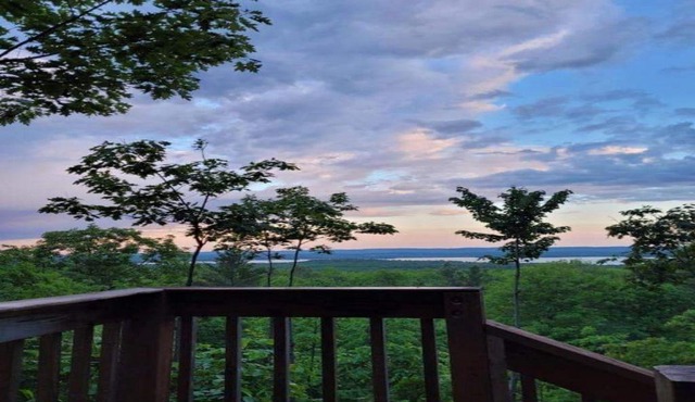 TRACKERS CABIN, VERY PRIVATE, HIKE IN, NO NEIGHBORS, PET FRIENDLY