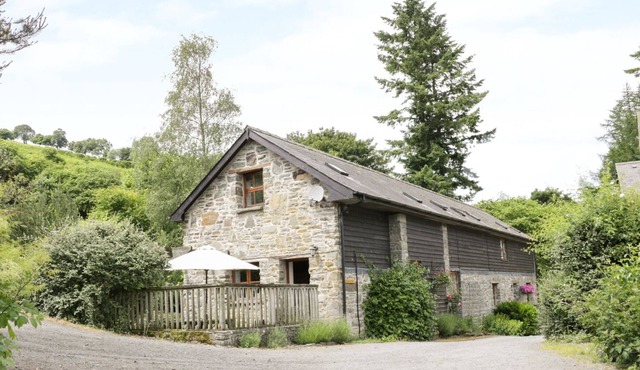 TRACTOR SHED, pet friendly, luxury holiday cottage in Felindre