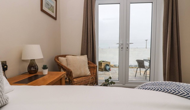 TRACTOR SHED, romantic, country holiday cottage in Mabe