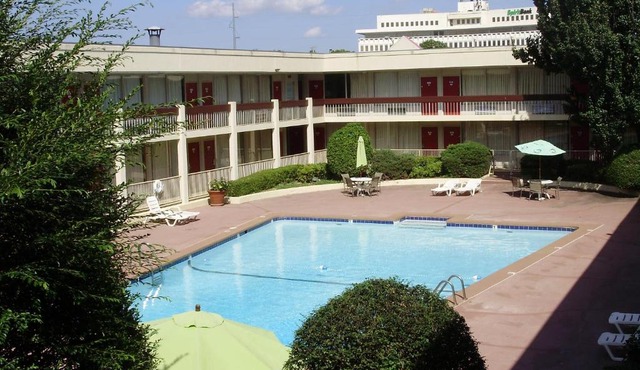 Trade Winds Central Inn