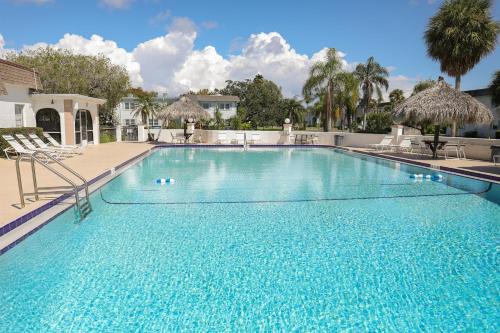 Tradewinds Retreat - Pool, 15 min to Clearwater Beach