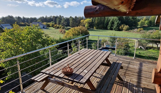 Traditional log cabin with Jacuzzi and wooded garden in the Cévennes