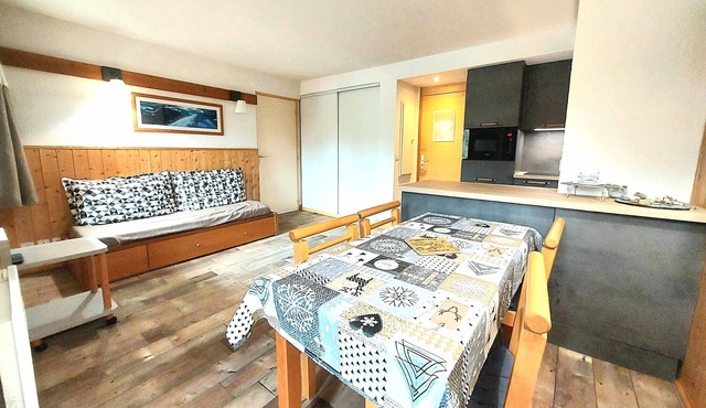 Traditional apartment with balcony in Plagne 1800