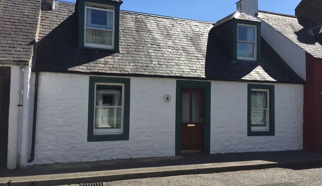 Traditional 18th Century Stone Built Scottish Cottage Close To The High Street