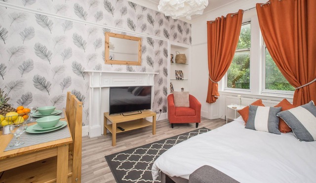 Traditional 1st floor apartment close to Hamilton West train station