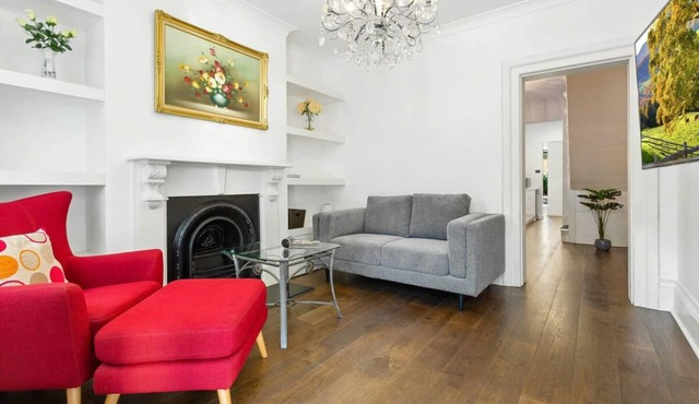 Traditional 2-Bed Terrace House in Millers Point